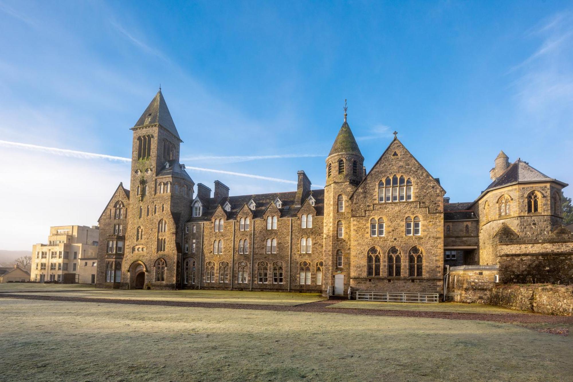 The Caledonian 3 Bedroom Self Catering Apartment In Historic Abbey Fort Augustus Exterior photo